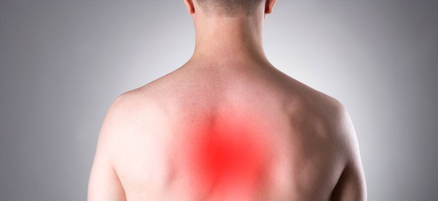 Bolečina je glavni simptom osteohondroze prsnega koša