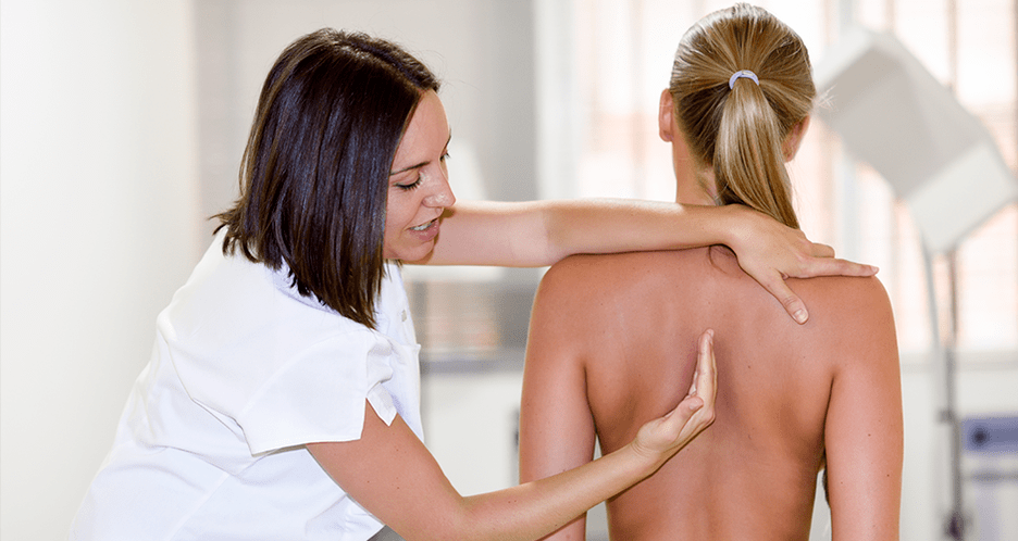 Pregled bolnika pri zdravniku za diagnosticiranje osteohondroze torakalne hrbtenice